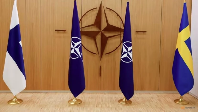 Cờ Thụy Điển bên cờ NATO. Ảnh: Reuters