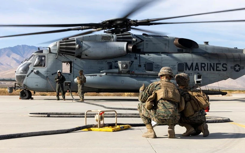 Binh sĩ Mỹ đứng cạnh chiếc trực thăng CH-53E Super Stallion. Nguồn: Thủy quân lục chiến Mỹ