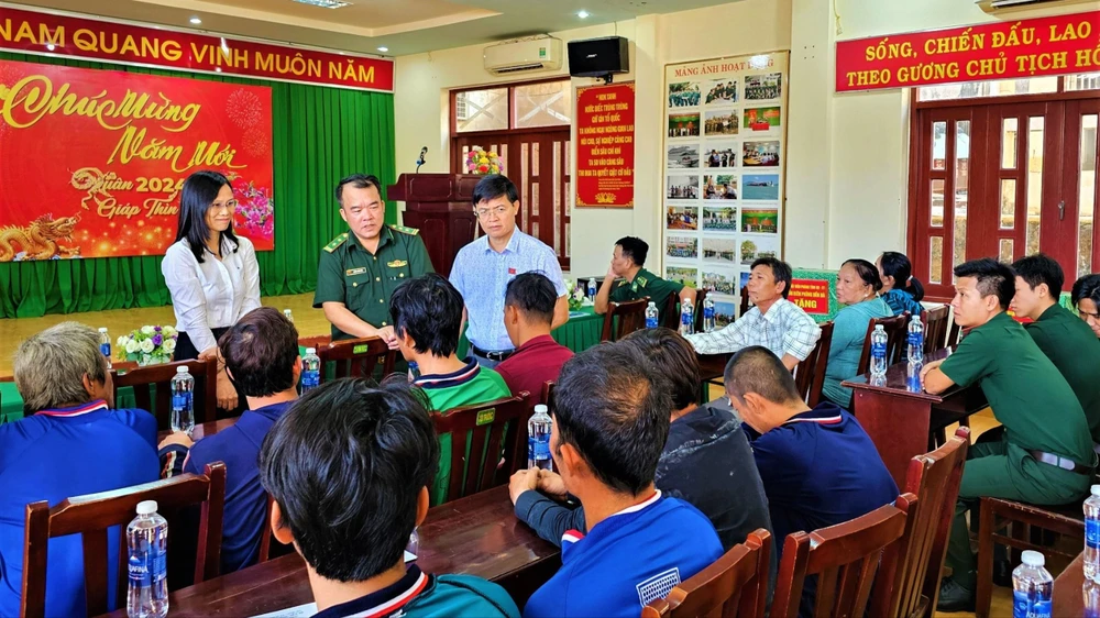 Lãnh đạo UBND TP Vũng Tàu và lực lượng biên phòng thăm hỏi, động viên các thuyền viên tàu cá bị nạn.