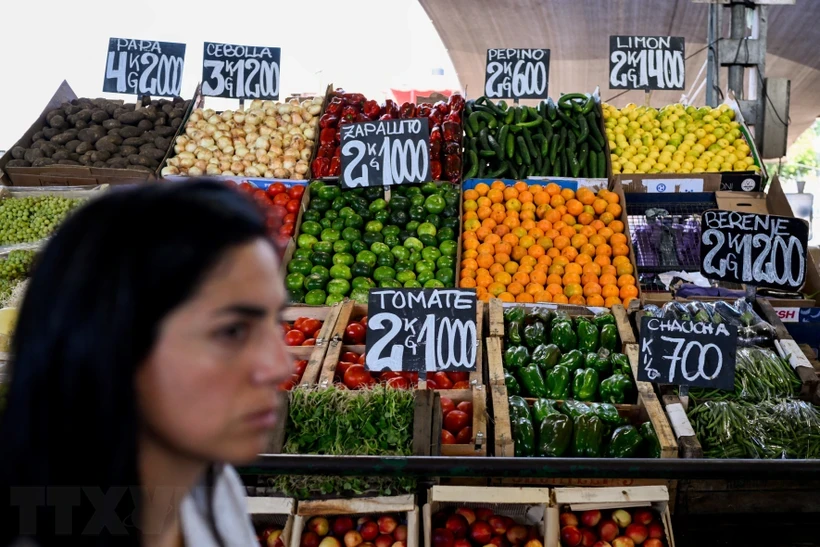 Giá rau củ quả được bày bán tại khu chợ ở Buenos Aires ngày 9-1-2024
