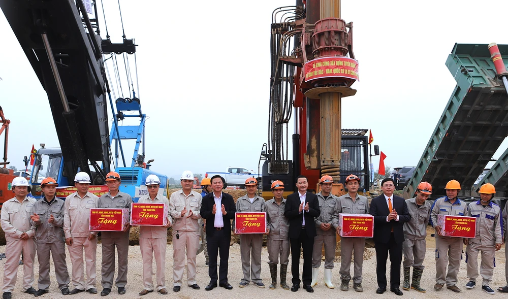 Lãnh đạo tỉnh Thanh Hóa tặng quà động viên các đơn vị thi công tuyến đường nối cao tốc Bắc - Nam, quốc lộ 1A với cảng Nghi Sơn 