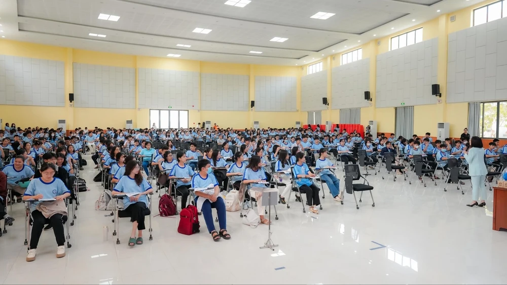 Shinhan Life Việt Nam tổ chức hướng nghiệp cho học sinh trung học phổ thông