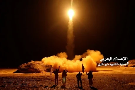 Houthi tấn công tàu khu trục Mỹ bằng tên lửa và UAV