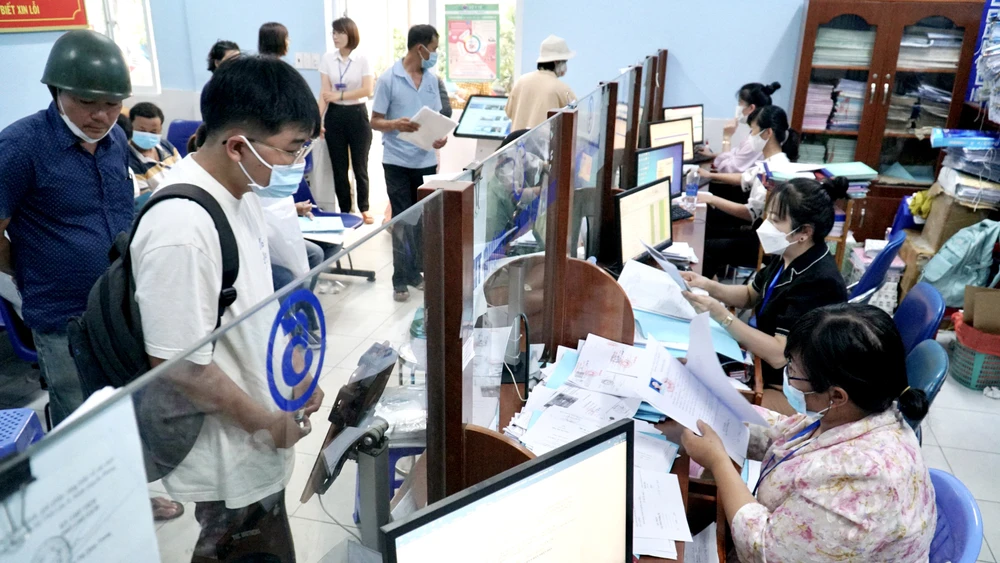 Công chức xã Vĩnh Lộc A, huyện Bình Chánh, TPHCM giải quyết hồ sơ hành chính cho người dân