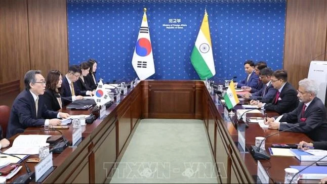 Ngoại trưởng Hàn Quốc Cho Tae-yul (phải) và người đồng cấp Ấn Độ Subrahmanyam Jaishankar tại đối thoại ở Seoul ngày 6-3. Ảnh: TTXVN