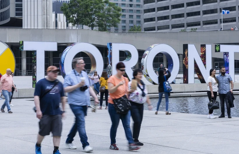 Người dân di chuyển trên đường phố tại Toronto, Ontario, Canada, ngày 16-6-2023. Ảnh: THX