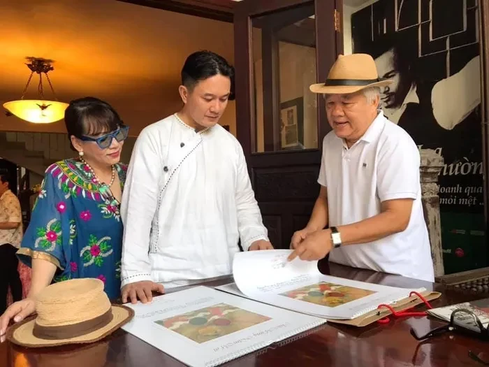Gia đình cố nhạc sĩ Trịnh Công Sơn bên những tài liệu và bút tích của ông. Ảnh: Gia đình cung cấp