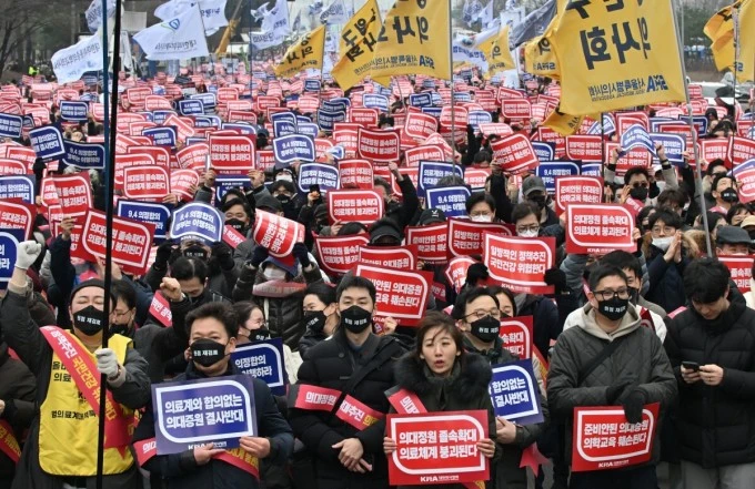 Bác sĩ Hàn Quốc biểu tình tại Seoul ngày 3-3