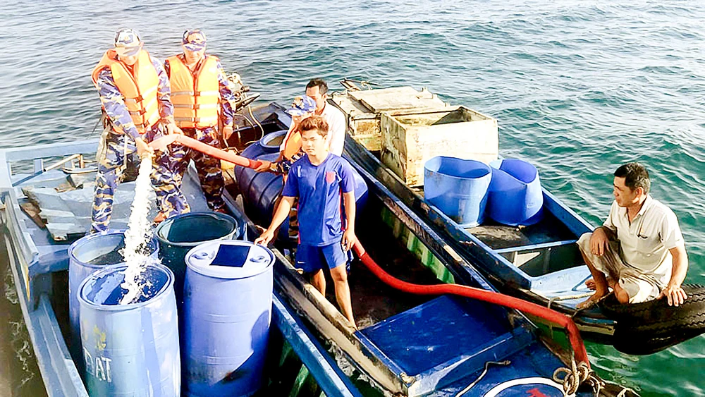 Cán bộ, chiến sĩ Vùng 5 Hải quân cung cấp nước ngọt miễn phí cho ngư dân đánh bắt hải sản gần đảo Hòn Chuối