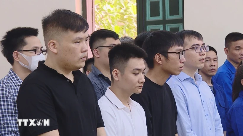 Bị cáo Nguyễn Minh Thành (ngoài cùng bên trái) cùng các đồng phạm tại phiên tòa. Ảnh: TTXVN 