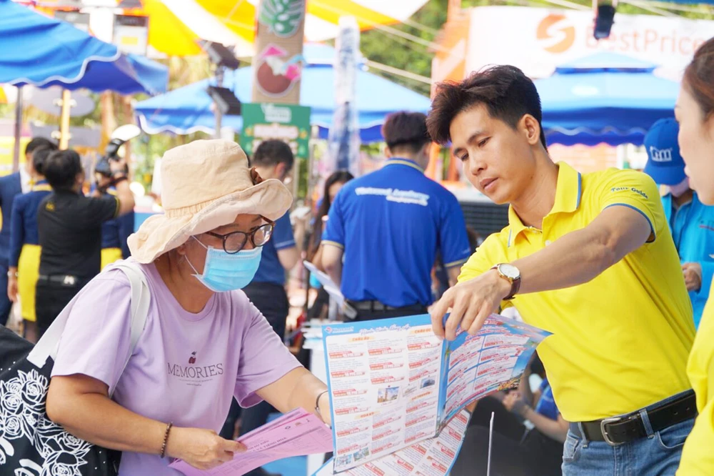 Người dân tìm hiểu các tour du lịch trong khuôn khổ Ngày hội Du lịch TPHCM đang diễn ra ở Công viên 23 tháng 9. Ảnh: HÂN GIA