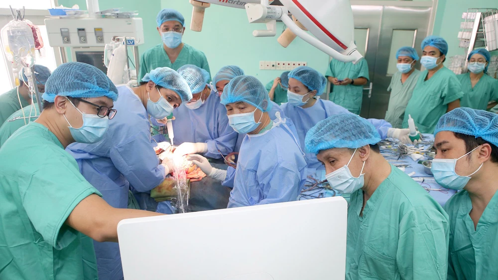 Ghép tim từ người chết não ở Quảng Ninh hiến tặng cho bệnh nhân suy tim giai đoạn cuối tại Bệnh viện Trung ương Huế, Thừa Thiên Huế. Ảnh: VĂN THẮNG