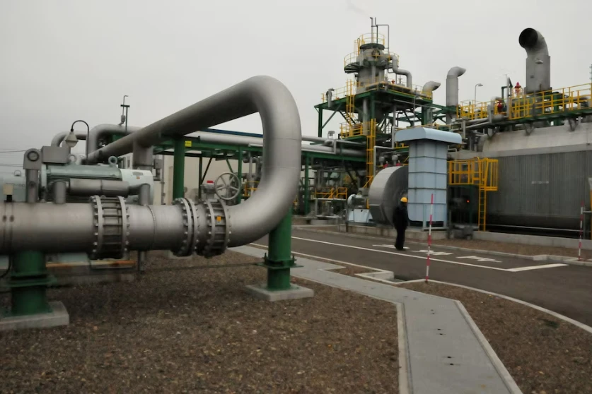 Một đường ống vận chuyển carbon dioxide đến thiết bị loại bỏ tại địa điểm thử nghiệm thu hồi và lưu trữ carbon Tomakomai (CCS) ở Tomakomai, quận Hokkaido, Nhật Bản ngày 22 tháng 3 năm 2018. Ảnh Reuters 