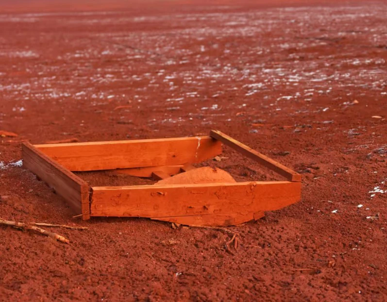 Bùn đỏ (cặn bauxite) tràn ra ngoài gây ô nhiễm môi trường. Ảnh: New Atlas