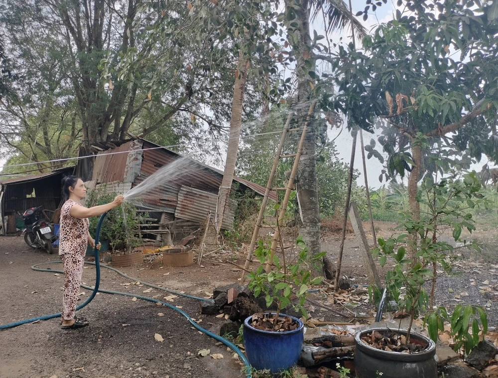 Sống bên dự án hồ Suối Đầm (xã Bàu Hàm, huyện Trảng Bom), người dân vẫn phải dùng nước giếng khoan để tưới cho cây trồng