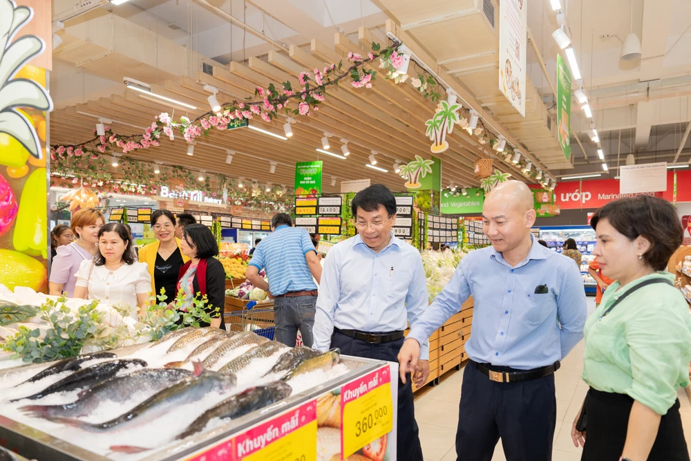 Lãnh đạo Sở Công thương TPHCM và Saigon Co.op kiểm tra chất lượng hàng hóa tại hệ thống siêu thị Co.opmart