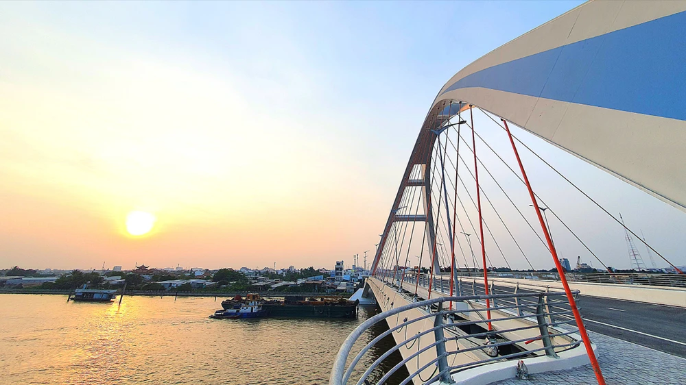 Cầu Trần Hoàng Na bắt qua sông Cần Thơ lung linh trong buổi chiều