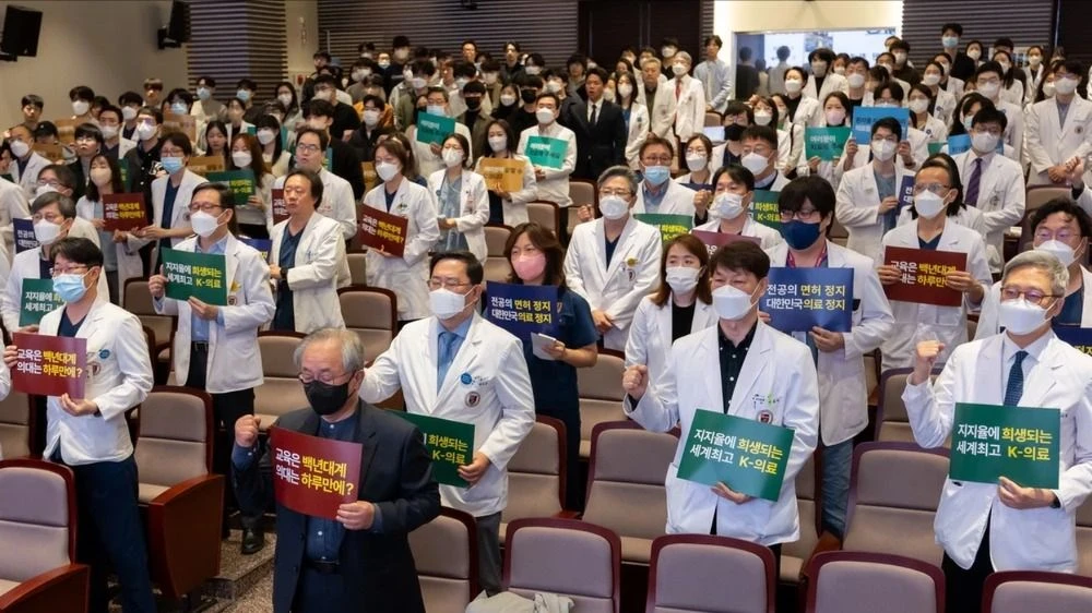 Các giáo sư ngành y đình công phản đối kế hoạch cải cách y tế của Chính phủ tại Seoul, ngày 25/3/2024. Ảnh: YONHAP