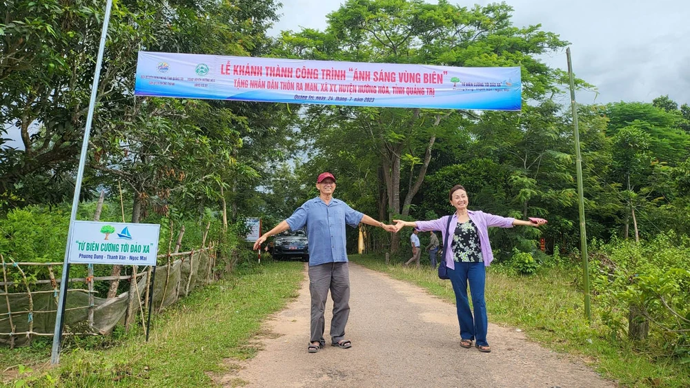 Ông Lê Ngọc Hùng và bà Nguyễn Thanh Vân tại lễ khánh thành công trình Ánh sáng vùng biên ở Quảng Trị năm 2023