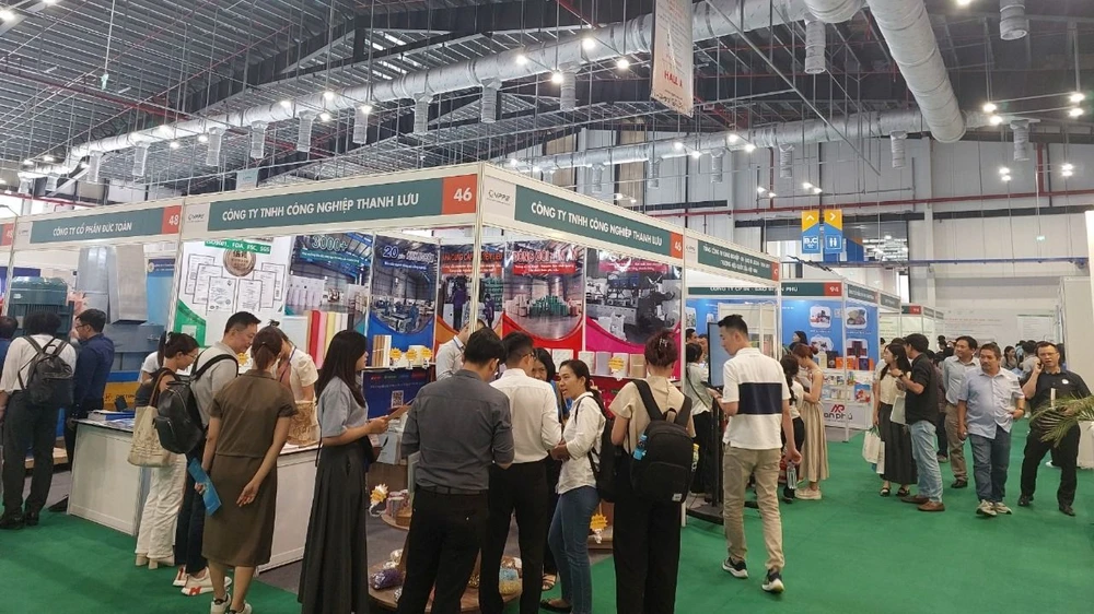 Nhiều khách hàng tham quan Triển lãm Quốc tế Giấy và Bao bì Việt Nam