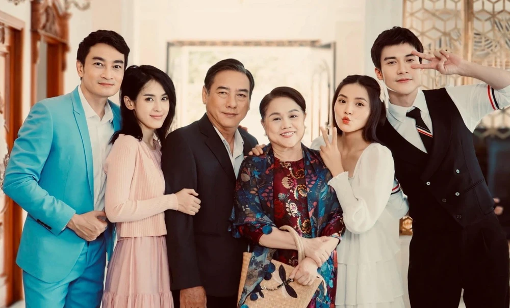 Nghệ sĩ Thành Hội (thứ 3, từ trái qua) và Ái Như (thứ 4, từ trái qua) cùng các diễn viên trẻ trong phim đang quay Màu của tình yêu. Ảnh: ĐPCC