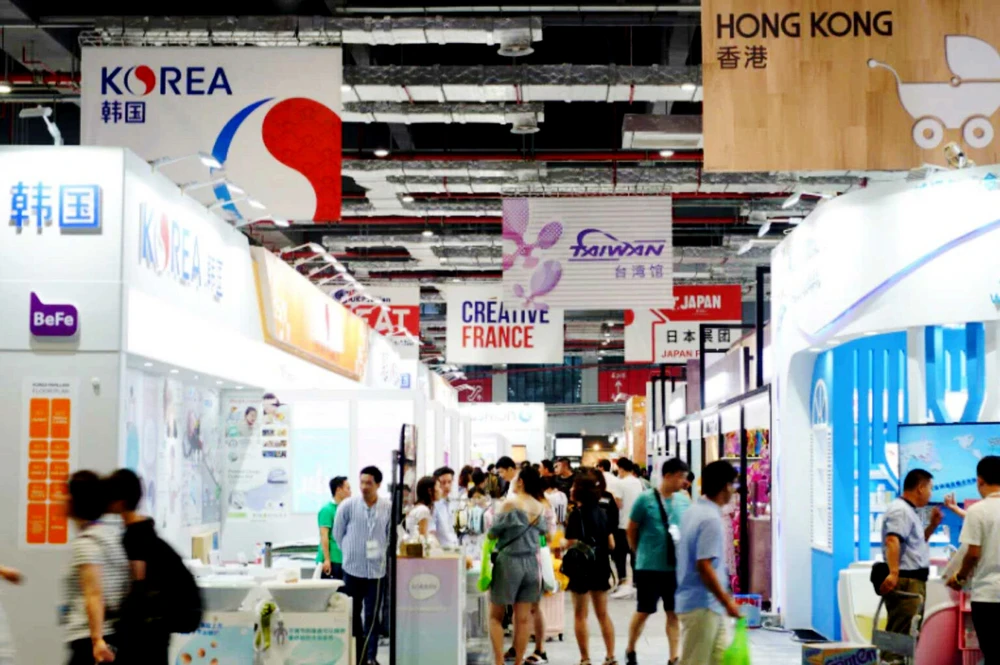 Một hội chợ thương mại ở Thượng Hải, Trung Quốc với sự tham gia của các doanh nghiệp Hàn Quốc và Nhật Bản. Ảnh: CNA