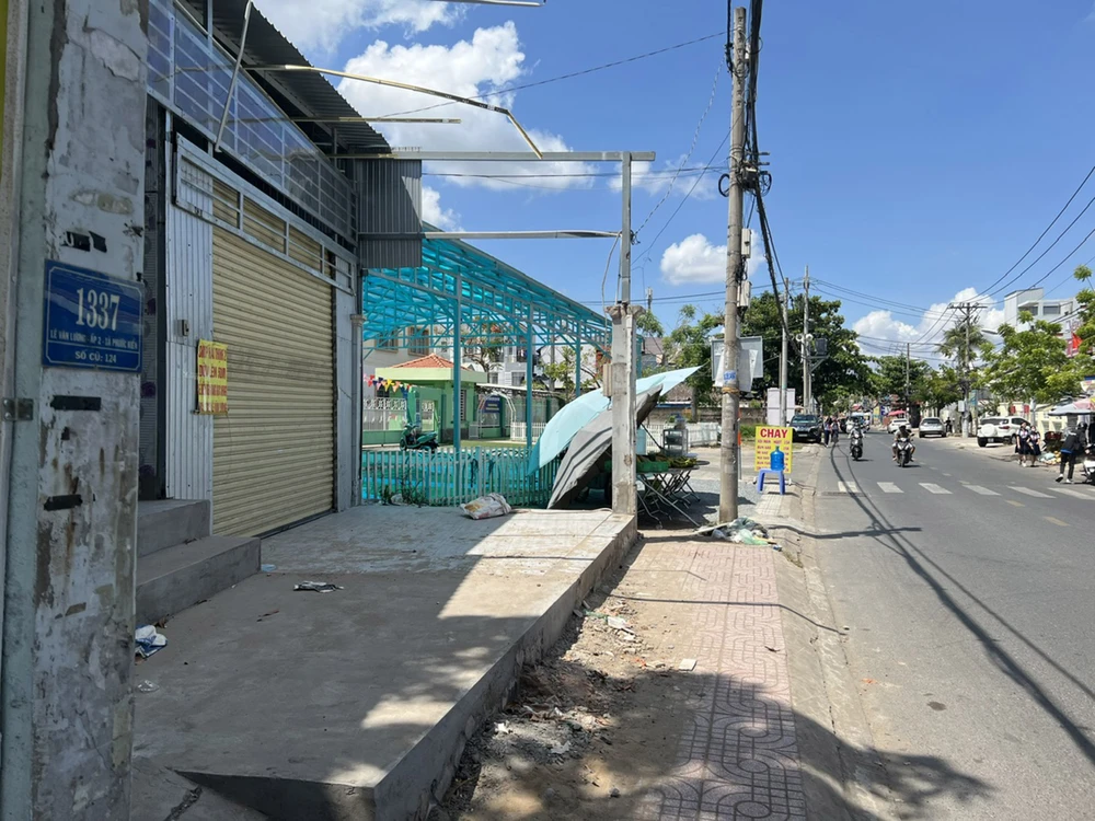 Chủ nhà số 1337 đường Lê Văn Lương đã tháo dỡ phần kiến trúc vi phạm