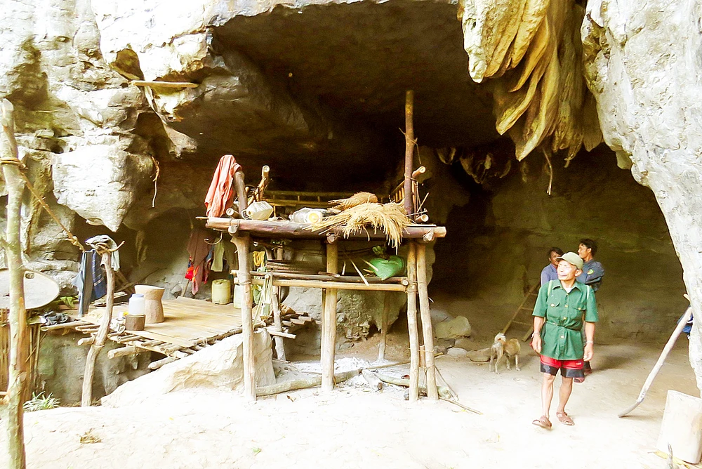 Hang Khe Chim, hang ở chính trong 10 hang đá ông bà Đinh Nê chọn ở. Ảnh: MINH PHONG