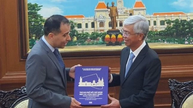 Phó Chủ tịch UBND TPHCM Võ Văn Hoan tặng Đại sứ Thổ Nhĩ Kỳ Korhan Kemik quà lưu niệm. Ảnh: Thụy Vũ