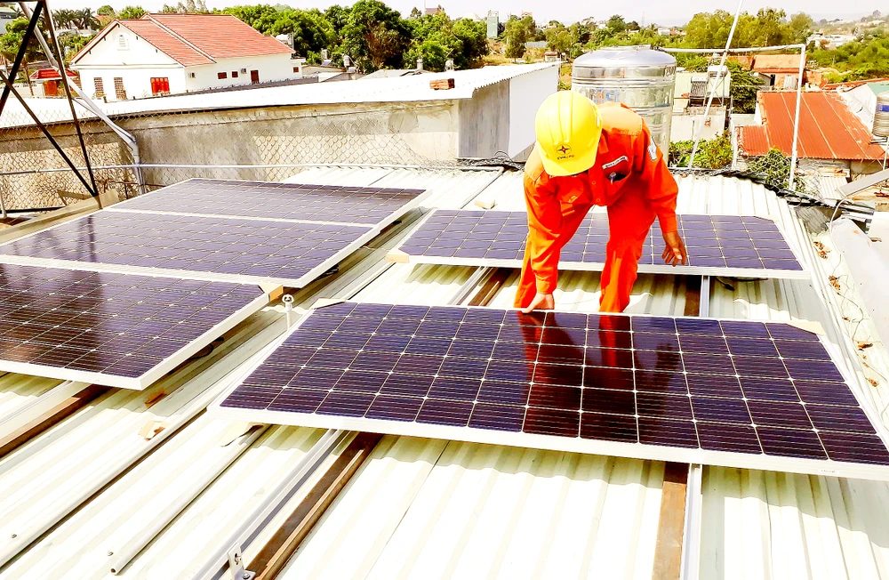 Ngành điện lực tỉnh Long An thi công lắp đặt một công trình điện mặt trời mái nhà. Nguồn: EVN