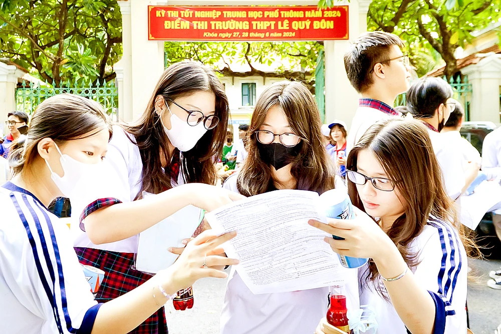 Các thí sinh trao đổi sau giờ thi tại điểm thi Trường THPT Lê Quý Đôn, quận 3, TPHCM. Ảnh: HOÀNG HÙNG
