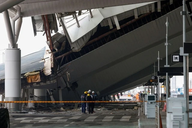Hiện trường vụ sập mái che tại Ga số 1 ở sân bay Indira Gandhi ngày 28-6. Ảnh: REUTERS
