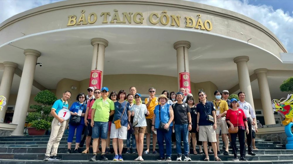 Khách trong nước và quốc tế tham quan Côn Đảo do Lữ hành Saigontourist tổ chức