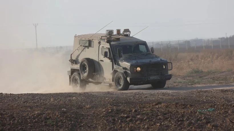 Xe quân sự Israel di chuyển gần biên giới với Dải Gaza ngày 23-6-2024. Ảnh: THX