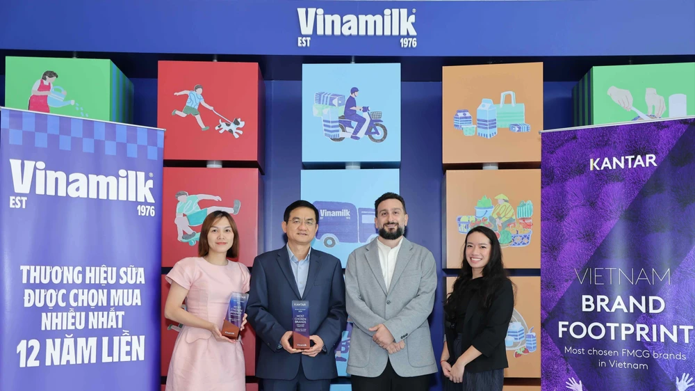Đại diện Kantar Việt Nam (bên phải) trao các chứng nhận cho ông Nguyễn Quang Trí – Giám đốc điều hành Marketing Vinamilk