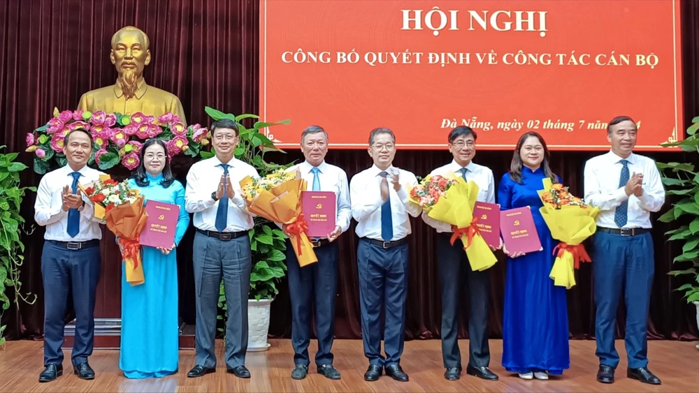 Lãnh đạo TP Đà Nẵng trao quyết định, tặng hoa chúc mừng các đồng chí được điều động, bổ nhiệm