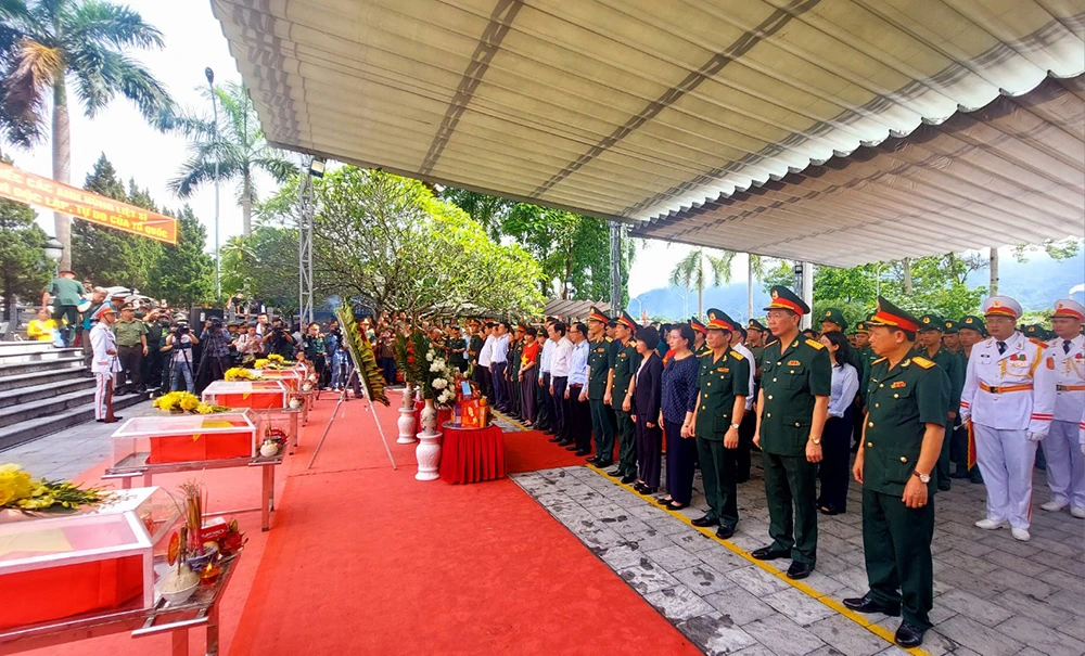 Nguyên Chủ tịch nước Trương Tấn Sang và các đại biểu thành kính dâng hương, dâng hoa tri ân, tưởng niệm các anh hùng liệt sĩ