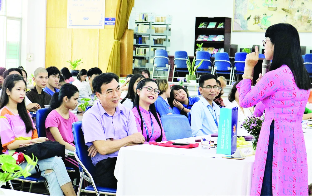 Sinh viên, giảng viên Trường ĐH Khoa học xã hội và Nhân văn (ĐHQG TPHCM) trong buổi sinh hoạt học thuật tại thư viện của trường