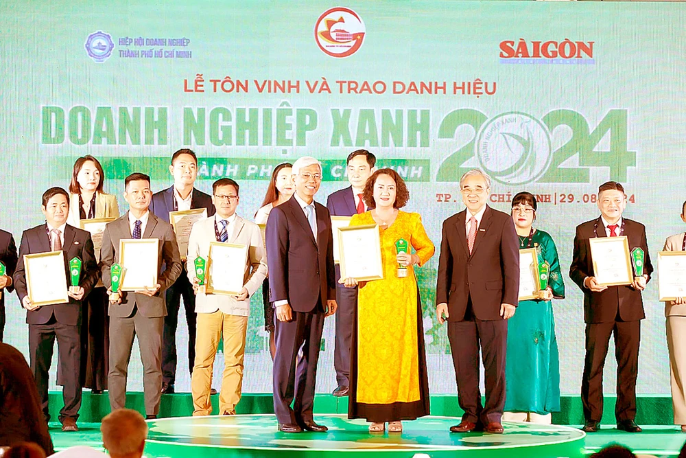 Phó Chủ tịch UBND TPHCM Võ Văn Hoan và Chủ tịch HUBA Nguyễn Ngọc Hòa trao giải thưởng "Doanh nghiệp Xanh TPHCM" năm 2024 đến đại diện doanh nghiệp