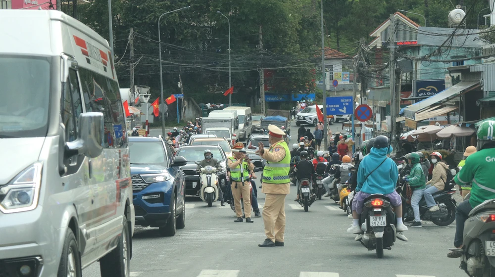 Lực lượng Cảnh sát giao thông điều tiết phương tiện hướng từ đèo Tà Nung vào trung tâm TP Đà Lạt trong chiều 1-9