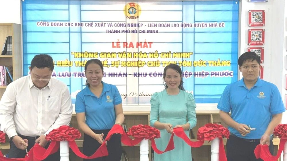 Các đại biểu cắt băng khánh thành Không gian Văn hóa Hồ Chí Minh và tìm hiểu thân thế, sự nghiệp Chủ tịch Tôn Đức Thắng tại Nhà lưu trú công nhân Khu công nghiệp Hiệp Phước