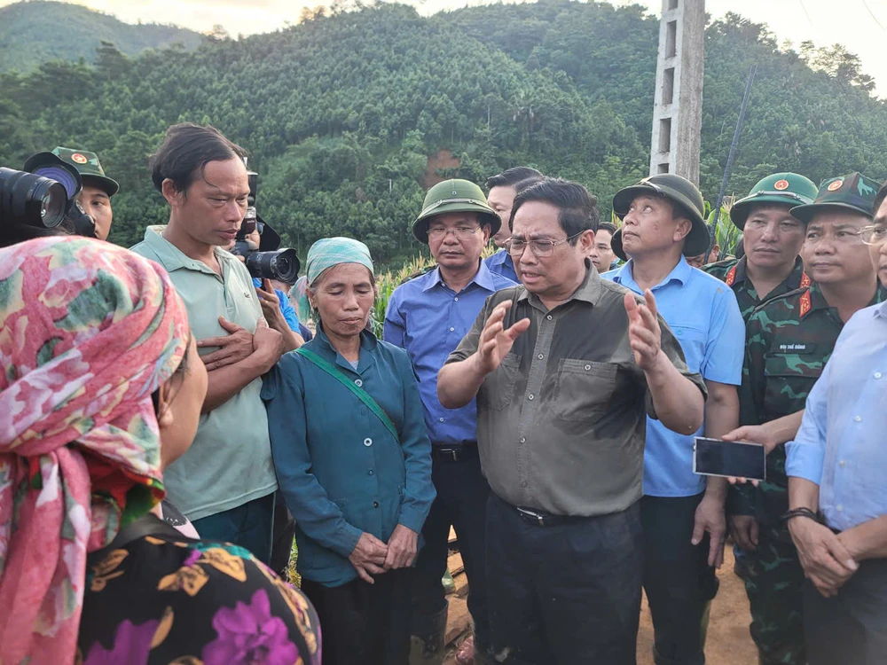 Thủ tướng Phạm Minh Chính chia sẻ với nỗi đau mất mát của người dân Làng Nủ (xã Phúc Khánh, huyện Bảo Yên, tỉnh Lào Cai) . Ảnh: QUỐC KHÁNH 