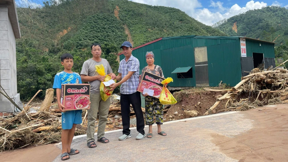 PV Báo SGGP trao hỗ trợ đến người dân bị thiệt hại nặng do bão lũ tại thôn Đồng Trà, xã Đồng Lâm, TP Hạ Long, tỉnh Quảng Ninh hôm 12-9-2024