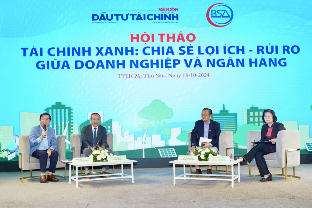 Các đại biểu chủ tọa hội thảo “Tài chính xanh: Chia sẻ lợi ích - rủi ro giữa doanh nghiệp và ngân hàng”. Ảnh: HOÀNG HÙNG