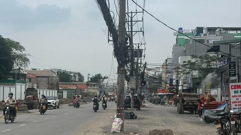 Hàng trụ điện gây cản trở tiến độ hoàn thành công trình mở rộng, nâng cấp đường Dương Quảng Hàm, quận Gò Vấp, TPHCM 