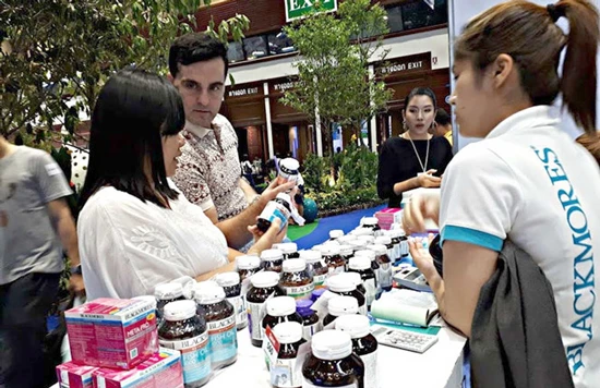 Người tiêu dùng nghe hướng dẫn về dược phẩm ở Bangkok.