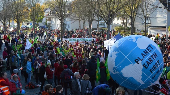 Người biểu tình kêu gọi các nước giữ cam kết với Thỏa thuận Paris.