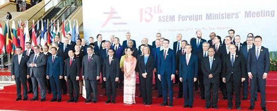 Phó Thủ tướng, Bộ trưởng Ngoại giao Phạm Bình Minh và các trưởng đoàn chụp ảnh chung.