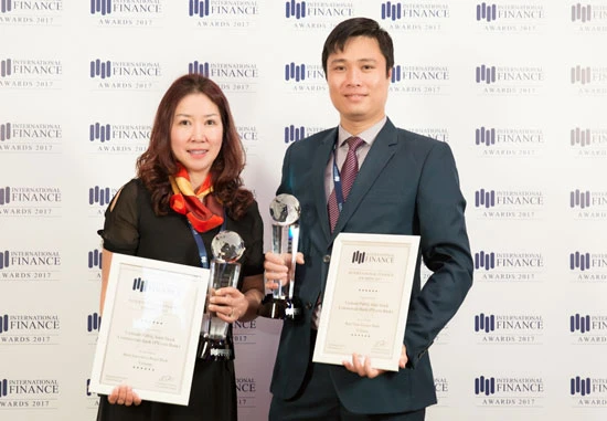 Đại diện PVcomBank nhận 2 giải thưởng uy tín quốc tế.