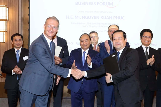 Tổng Giám đốc Tập đoàn Phạm Đức Long (bìa phải) và ông Harald Preiss, Giám đốc kinh doanh mạng di động của Nokia khu vực châu Âu ký kết thỏa thuận hợp tác dưới sự chứng kiến của Thủ tướng Nguyễn Xuân Phúc.